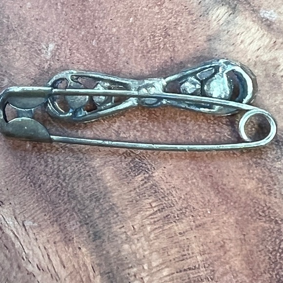 Vintage Safety Pin Brooch Bow Pearls Silver Tone Pin Accent Jewelry Accessory - Picture 4 of 8